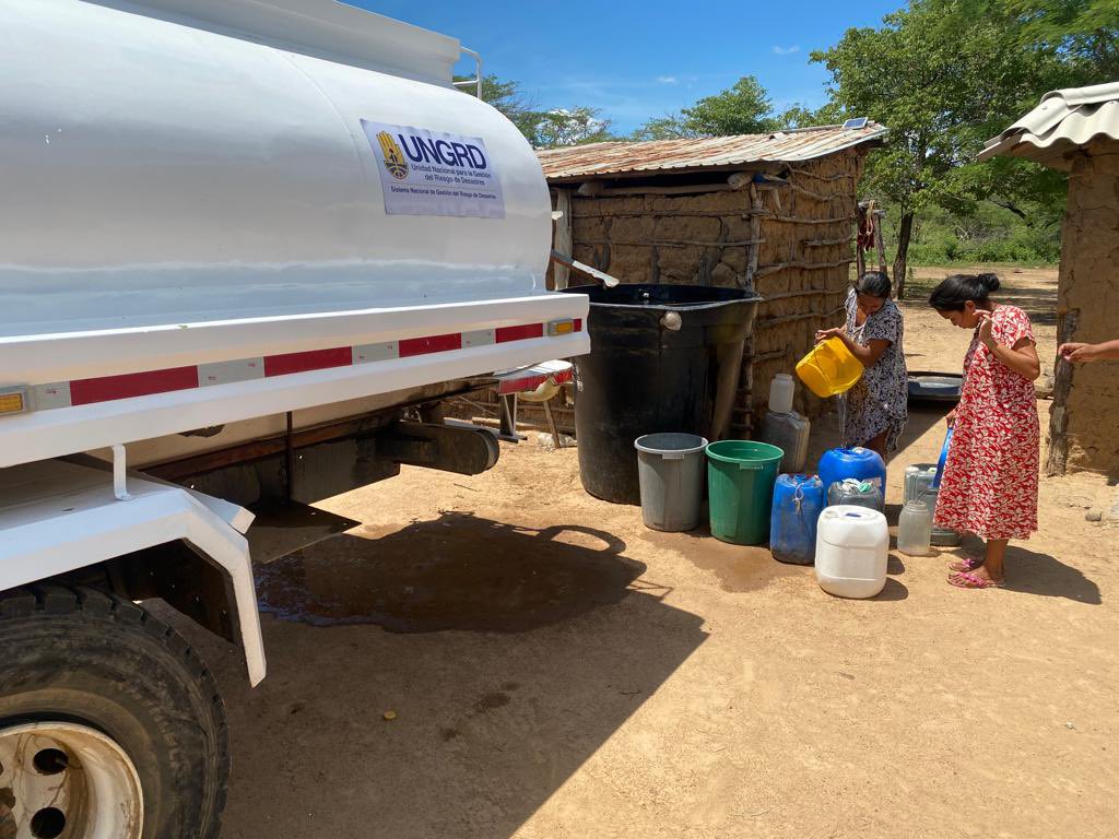 olmedolopezm's tweet photo. En la tierra del Almirante José Prudencio Padilla, el pueblo Guajiro, como lo anunciará el Presidente @petrogustavo, equipos de la @UNGRD inician el proceso de distribución de agua, sin descanso hasta garantizar el mínimo vital. https://t.co/yooGNwkh8W