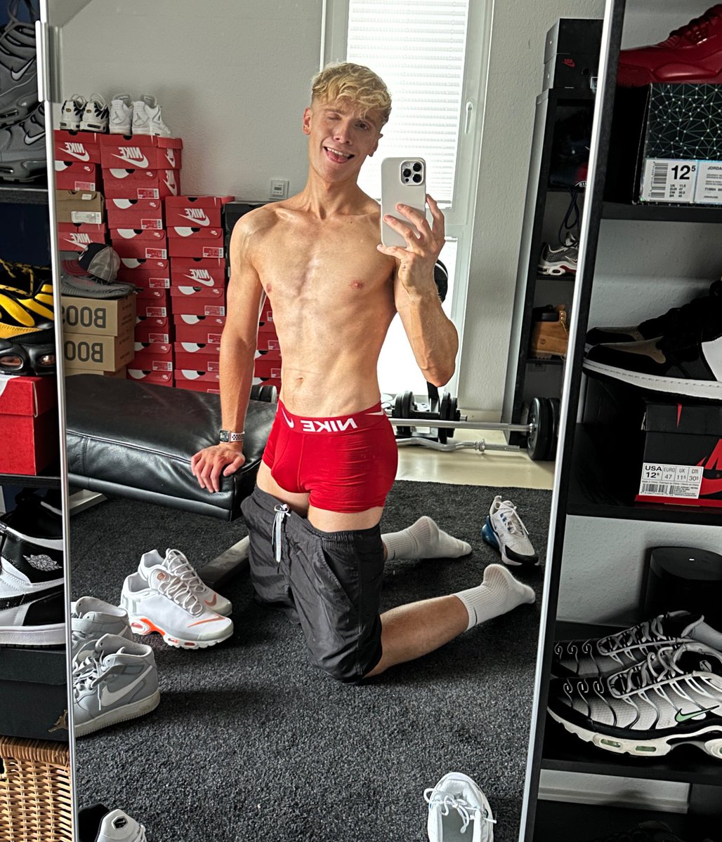 hotsbro1's tweet photo. Rt if you’re into sneaker boys https://t.co/n8u8OlRYNK