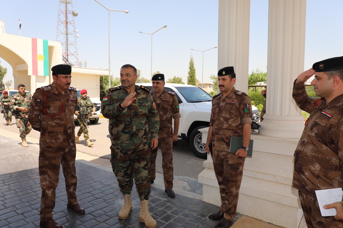 forces_command's tweet photo. سەردانی فەریق (#سیھاد_بارزانی) بۆ لای عمید (#دلێر_فەرزندە) بە مەبەستی پیرۆزبایی کردن لە پۆستی نوێ دا وەک #فەرماندە سنوری ناوچەی یەک.
راگەیاندنی
#فەرماندەیی_ھێزەکانی_پشتیوانی_یەک
#1st_supporting_forces_command
٢٠٢٣/٧/١٣ https://t.co/vECeH3HAA4