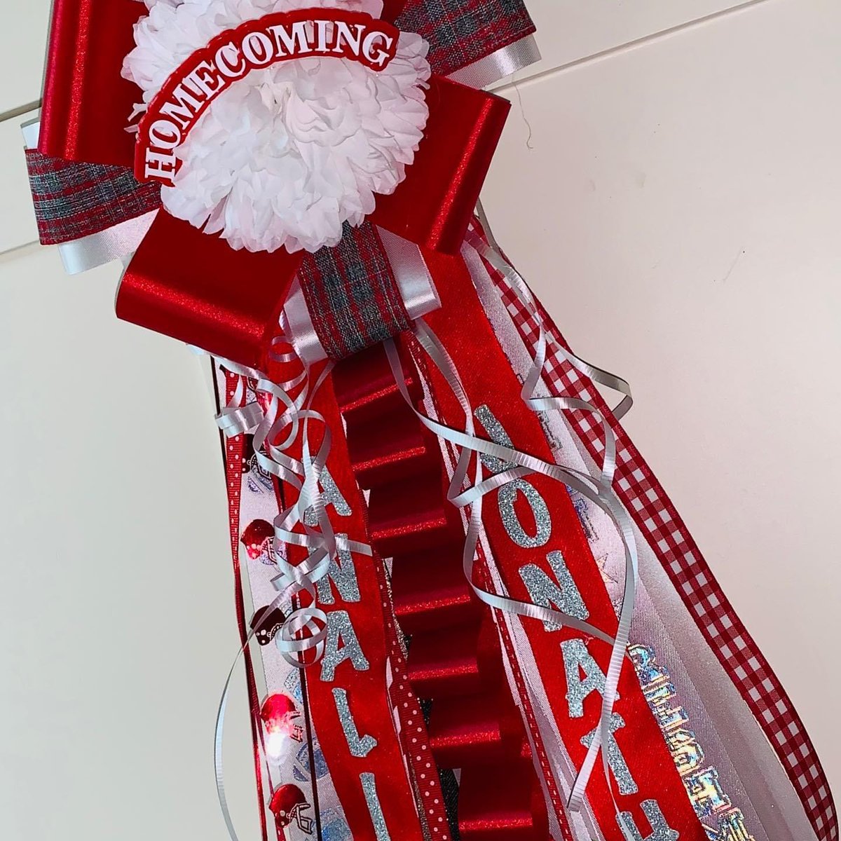 ItsMeMaryB's tweet photo. Are you thinking of homecoming yet? Probably not. School and football season is around the corner. Homecoming will shortly follow...and you know what that mean Mums and Garters!  Want to know how to get your supplies on the CHEAP? #homecoming #letsmakemums https://t.co/wov1BpDpDh https://t.co/xdMZk1gysU