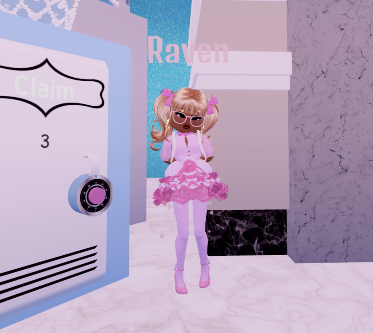 Islaaaa_izz's tweet photo. @SeizariRH @_Seizari My outfit!!! POV:ur mum wants to take photos before your first day of school… https://t.co/4N3XW1GGbM