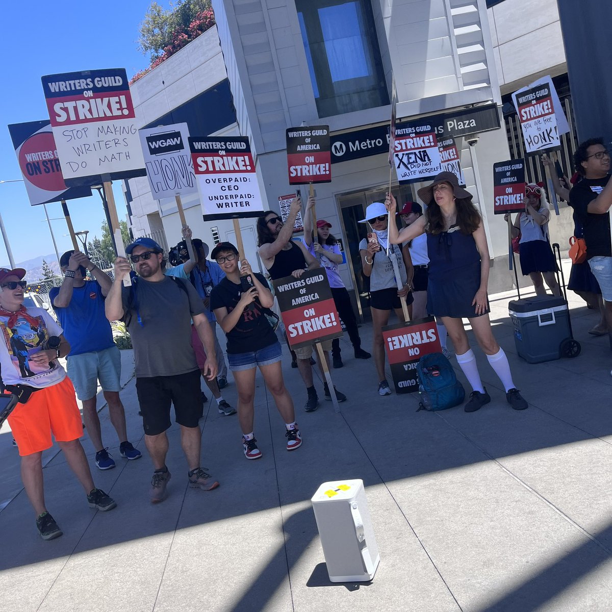 SOLIDARITY!! ✊🏽 Someone put the SAG-AFTRA press conference on the smart speaker at Universal & WGA picketers gathered around it like it's a 30’s radio show. 😊📻 Welcome to the picket line, actors! 👏🏽 #WGAstrong #WGASTRIKE #SAGAFTRASTRIKE #SAGAFTRAstrong