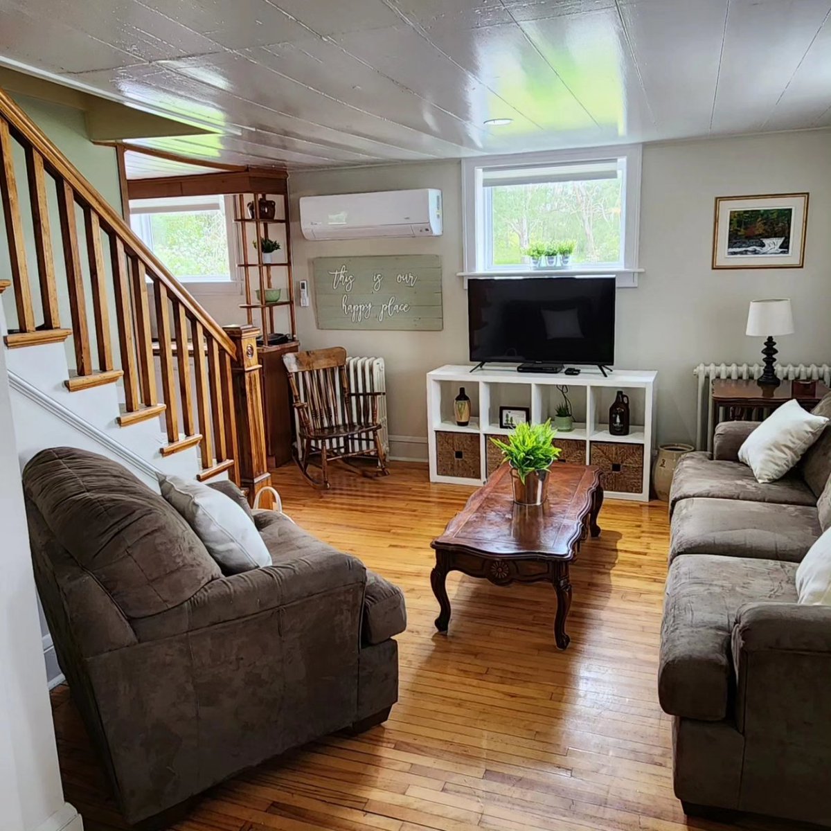 InnovaBuilders's tweet image. We have a newly-renovated 4 BR, 2 bath farmhouse in Johnstown, Cape Breton available now for this summer/fall. Best views over the big part of Bras d'Or Lake! 
bitly.ws/LiK2
