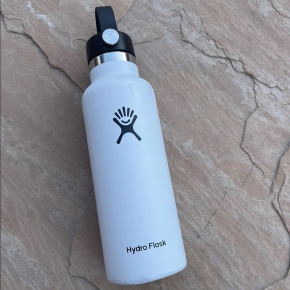 DarleeC2's tweet photo. So good I had to share! Check out all the items I'm loving on @Poshmarkapp #poshmark #fashion #style #shopmycloset #lululemon #hydroflask #pjsalvage: https://t.co/StIzV3tVNQ https://t.co/FkQYW764Ia