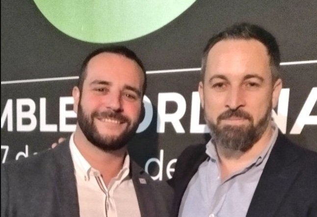 La Fiscalía pide 2 años y 2 meses de cárcel para el diputado de Vox en Barcelona Jordi Albert de la Fuente por asaltar un centro de menores al grito de "moros de mierda", "os vamos a matar" y "vamos a quemar el albergue". ¿De verdad vas a dejar que gobiernen estos miserables?