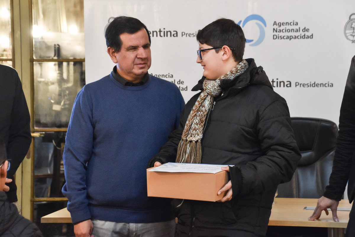 fggalarraga's tweet photo. ↘️ |  La educación es la principal llave para abrir el futuro, construir protagonismo en la sociedad y para que la inclusión sea real y concreta.  

🔵 | Y hoy fue posible en ANDIS porque entregamos los primeros dispositivos @procertecno a estudiantes con discapacidad visual. https://t.co/El4JnPLRS3