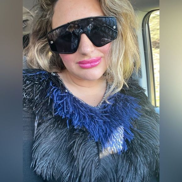 Blingin2DaBank's tweet photo. So good I had to share! Check out all the items I'm loving on @Poshmarkapp #poshmark #fashion #style #shopmycloset #rhude #oscardelarenta #naeemkhan: https://t.co/ZwOqcqxYy0 https://t.co/mXzBtOd7r2