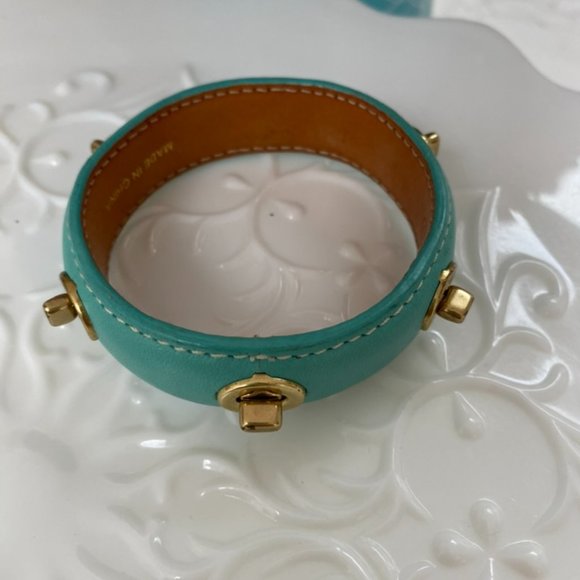 So good I had to share! Check out all the items I'm loving on <a href="/Poshmarkapp/">Poshmark</a> #poshmark #fashion #style #shopmycloset #polobyralphlauren #amandauprichard #coach: posh.mk/hauuwFTmpBb