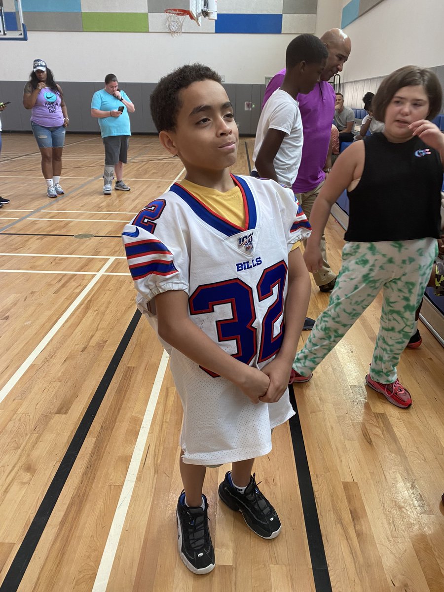 The #Physed Camp @229Holabird is wrapping up today with some giveaways and a chat from former college football coach and current Director @BaltCitySchools, Kenny Carter. Major connections made these past 3 weeks. @BayBrookEMS  you’re up next!