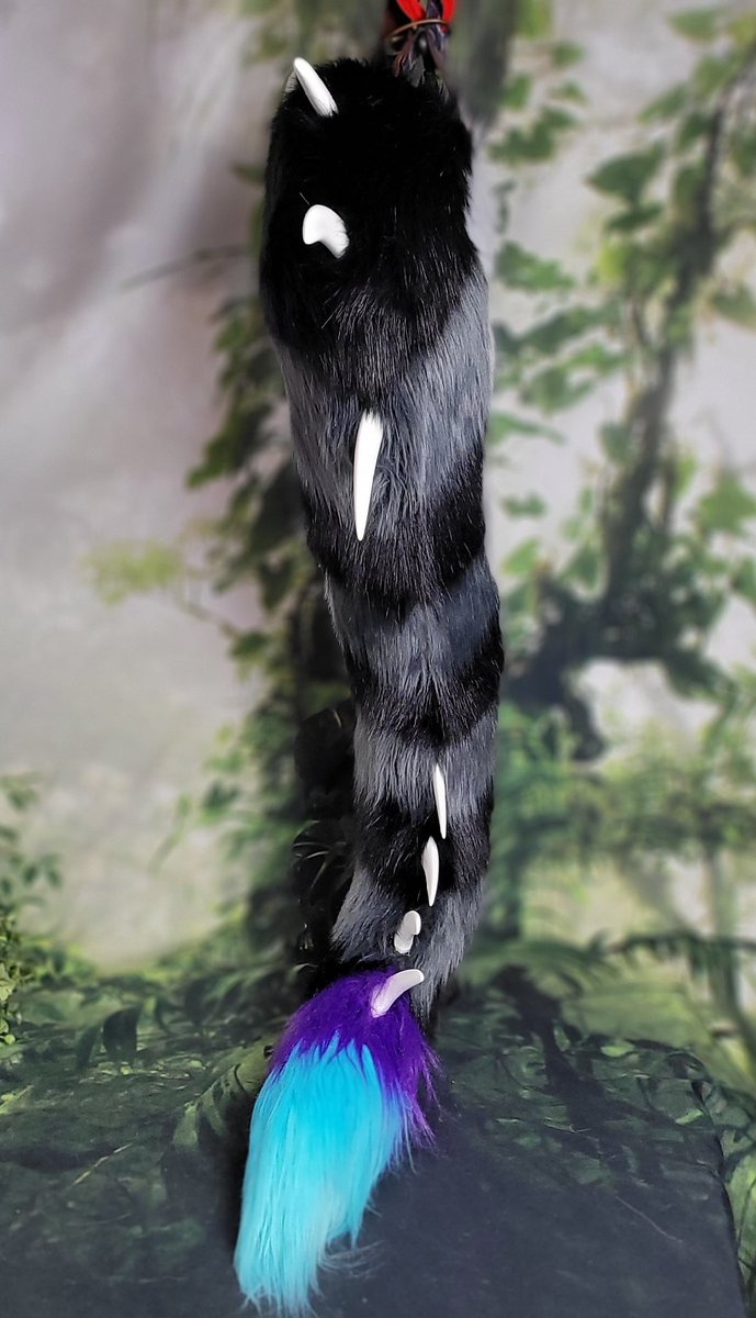 aunumwolf42's tweet photo. Ripley's tail is finished!💙🌌

For this tail, I tried out @/_Neffertity_'s hidden belt pocket technique,&amp; I'm really happy with how it came out! Really keeps the tail flush to your booty.😗😆

Resin spikes by @DvC_Ciara https://t.co/fmZqTreZy7
