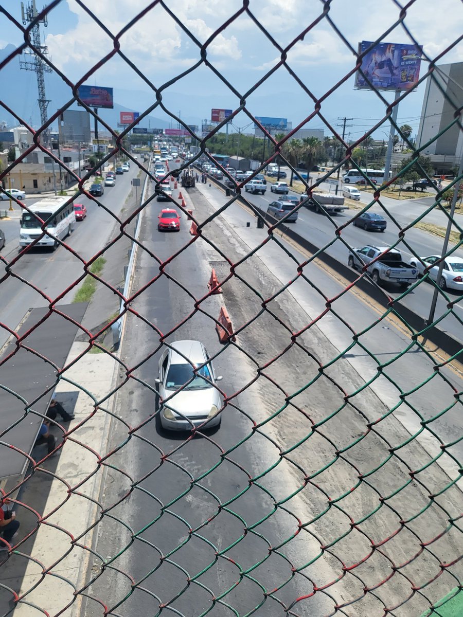 effielrm's tweet photo. Enserio era super necesario cerrar dos carriles de miguel aleman a medio dia un jueves, para recarpetiar? @nuevoleon https://t.co/o0yCMyGFnL