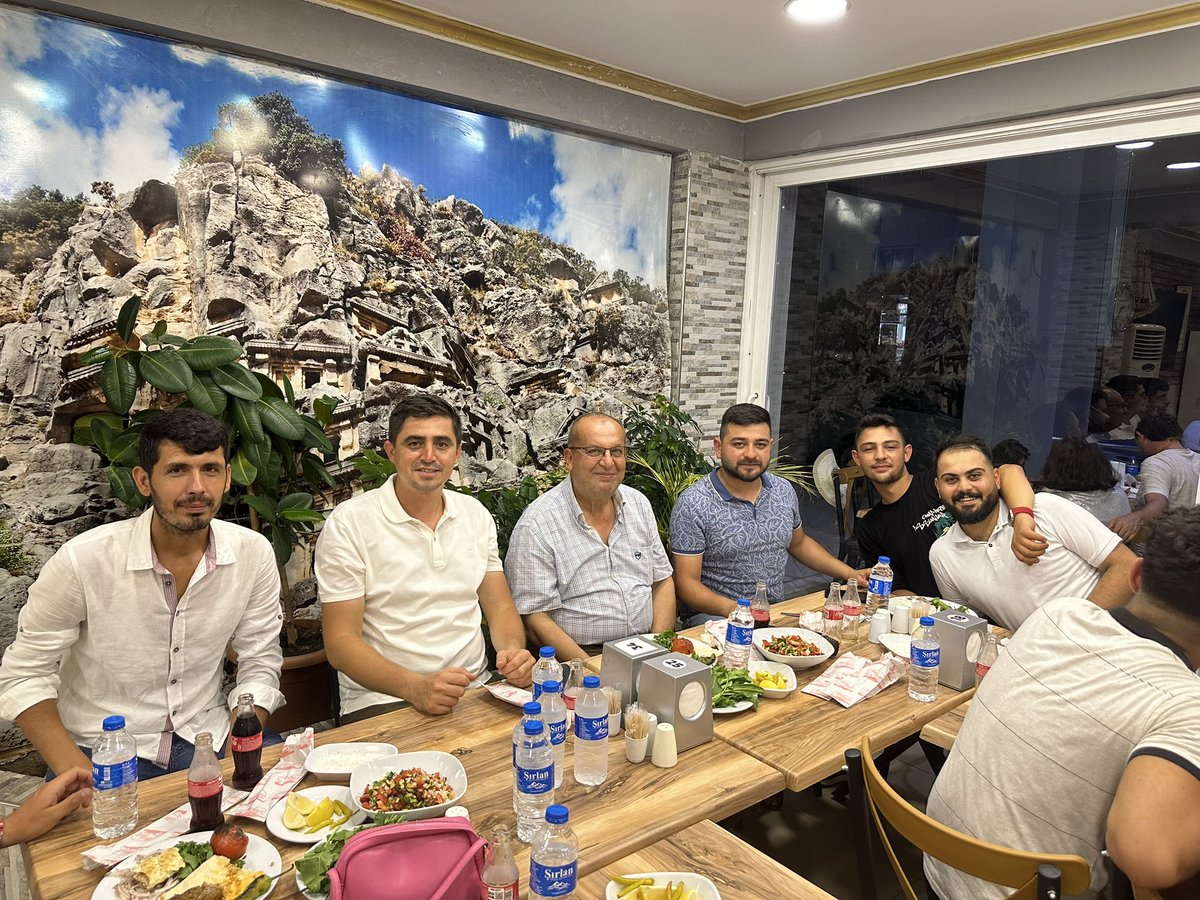 KaparBaris's tweet photo. Cumhurbaşkanlığı seçimden gençlere yemek verelim demişti. Osman abimizin sözünü yerine getirdik.

Bu vesile ile İl Başkanımız Ali Çetin’in ve İl Gençlik Kolları Başkanımız Ali Bayram Doğan’ın seçim sürecinde vermiş olduğu emeklerden dolayı teşkilatımıza teşekkürlerini ilettik. https://t.co/1kgZ7rcJ8o
