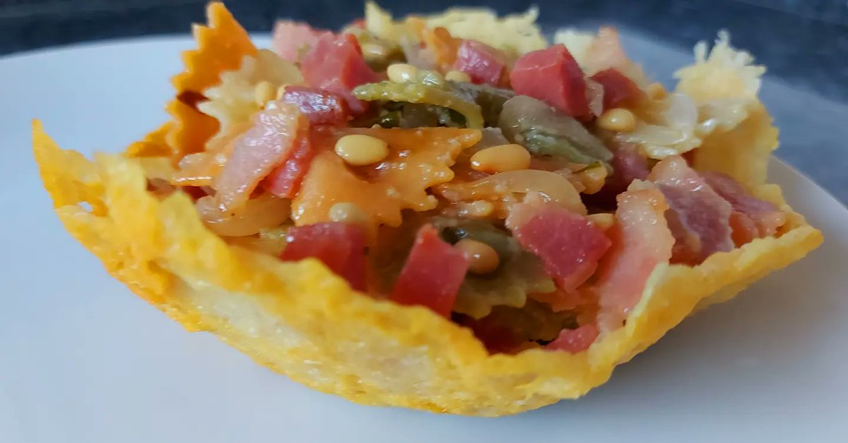 comocomodiadia's tweet photo. ... #farfalle con #piñones, #jamon #bacon #ajetes y #cebolla , #emplatado en una teja crujiente de #parmesano ... #guisoyo #comocomodiadia https://t.co/AAabxi2lFJ