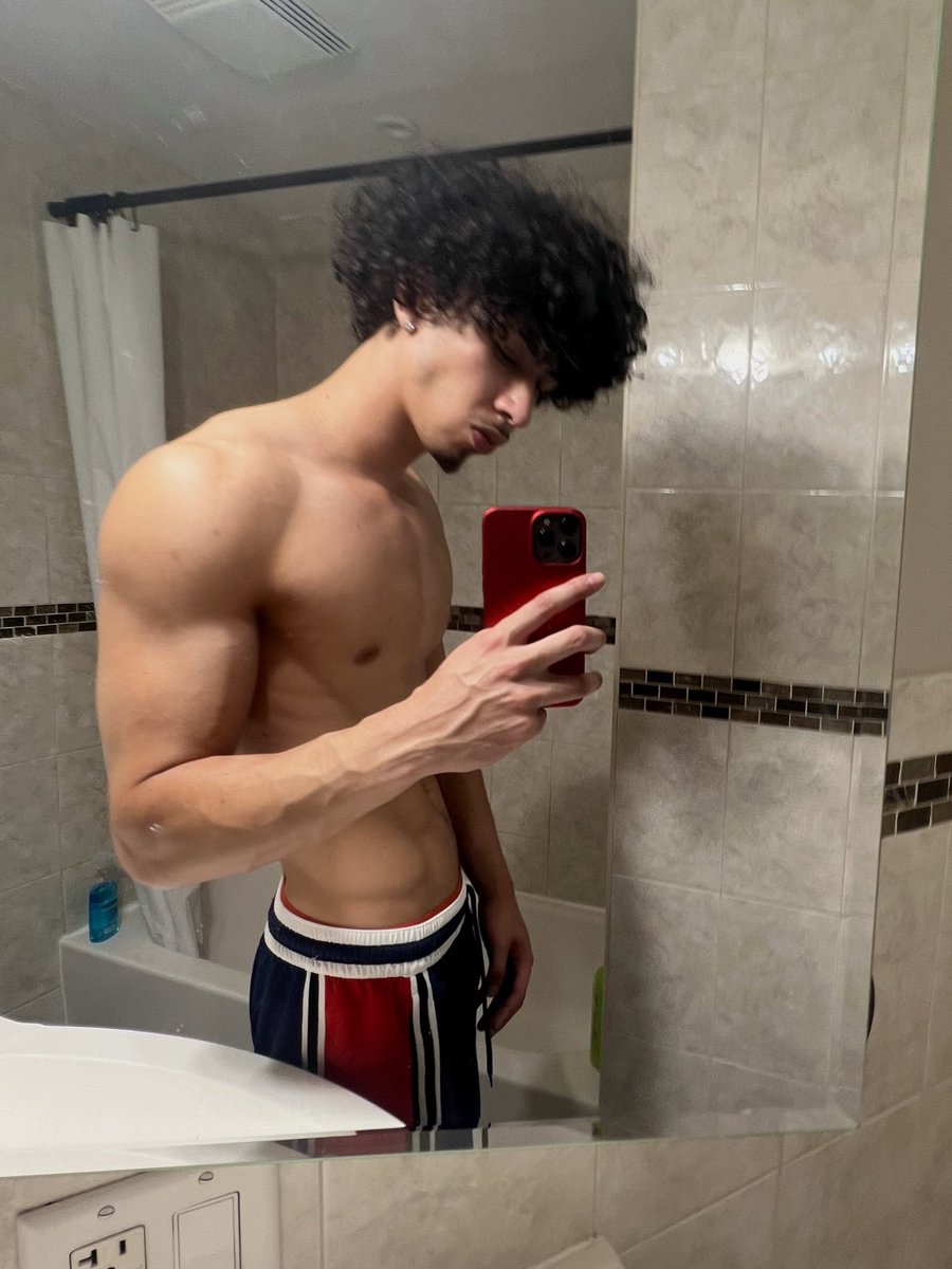 Elijah Rivera on Twitter: "RT @curlypapiflaco: 6’2 but really 7ft with my third leg"