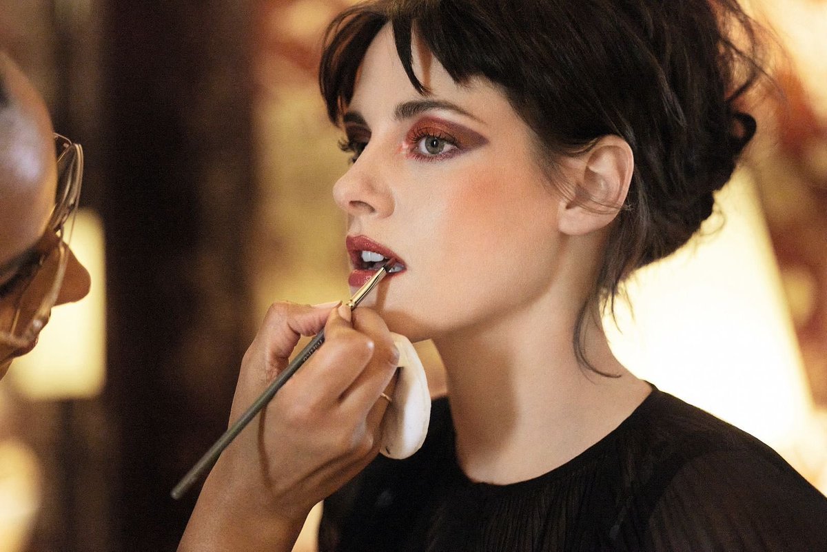 bestofkristenj's tweet photo. Kristen Stewart is the face of the new Chanel Autumn 2023 makeup collection https://t.co/aUSwsUx3Tf