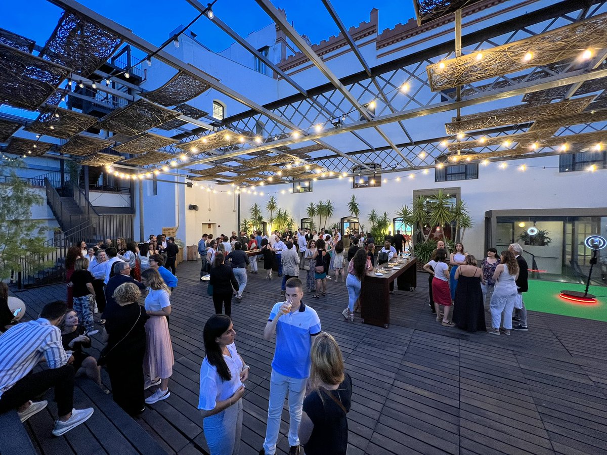 Dircomcat's tweet photo. ✨ Marxa el sol al VI #WellcomeSummer de @Dircomcat a l'Antiga Fàbrica @EstrellaDammCat
Temps de networking entre companys Directius de Comunicació https://t.co/j3u2IVNbBi