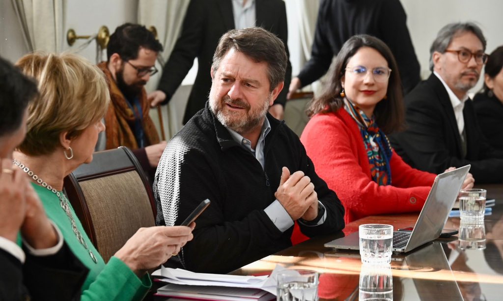 Orrego's tweet photo. Hoy es un día alegre para #Santiago. Donde antes había una rotonda, ahora habrá un parque para las personas. Sellamos un acuerdo político transversal que elimina rotonda de #PlazaItalia, transformándola en un espacio de más de 13 mil m2 de áreas verdes. #NuevaAlameda https://t.co/NN3ZJ9LsKL