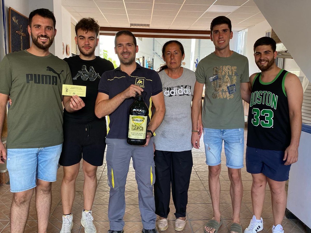 Parte de la cuadrilla del Señor recogiendo el jamón y la garrafa de aceite que sorteaba la Hermandad de San Pancracio. 
Una colaboración que nos agracia con dos manjares que degustaremos en la próxima reunión de la cuadrilla donde seguiremos creciendo como familia. 💜💚