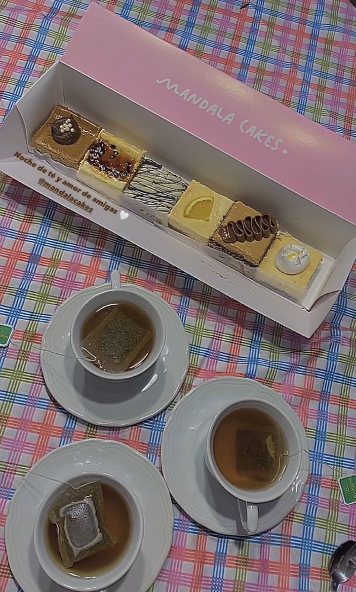 ropezlo's tweet photo. @mandalacakes Esta foto fue de un momento durísimo de la vida, vinieron amigas con mandala y tecito 🩵 https://t.co/BUaRymYdiO