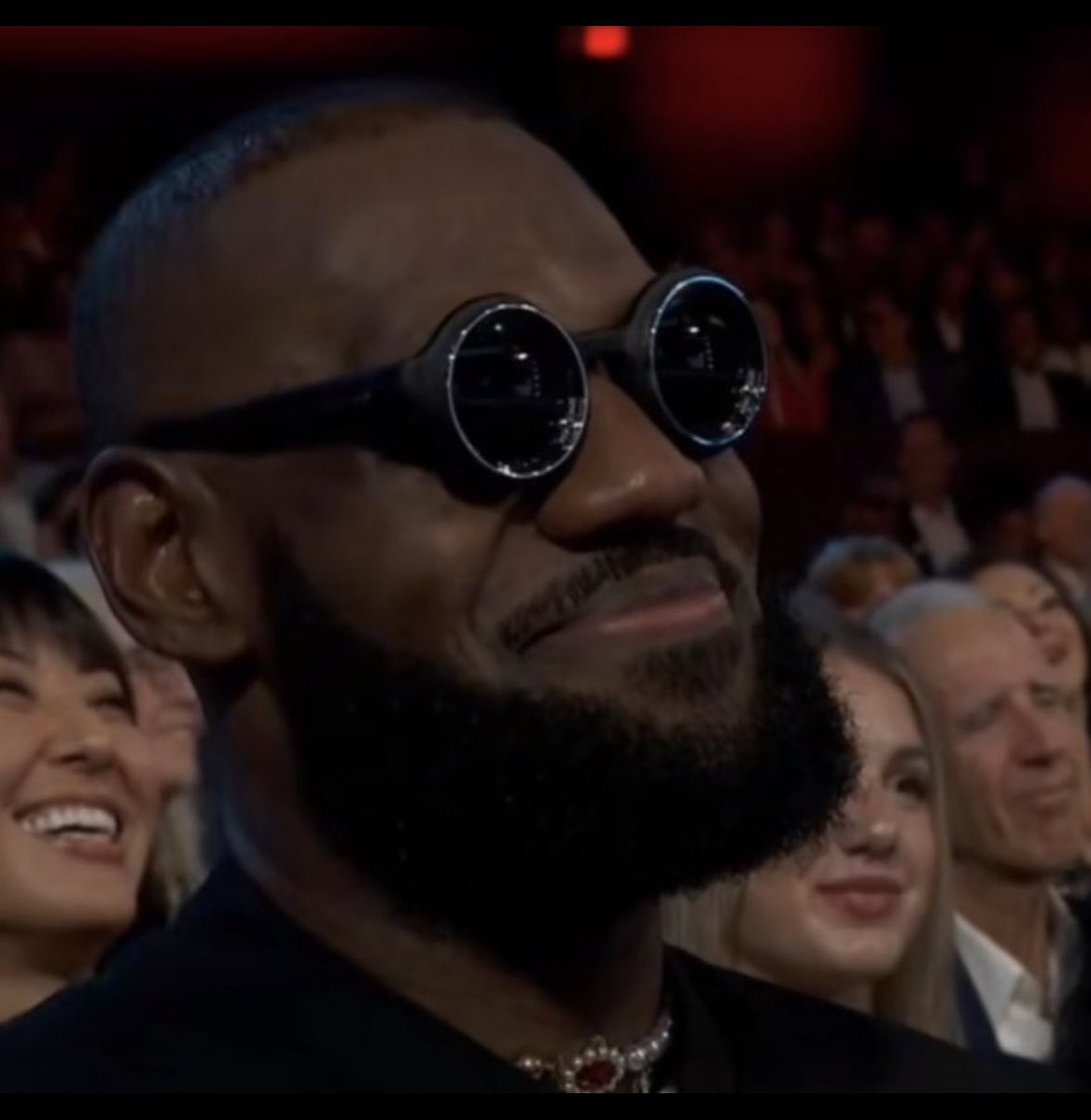 CpribsIsBack's tweet photo. Who did it better
@KingJames  or @zbangbrooks https://t.co/vFyegzEXTg