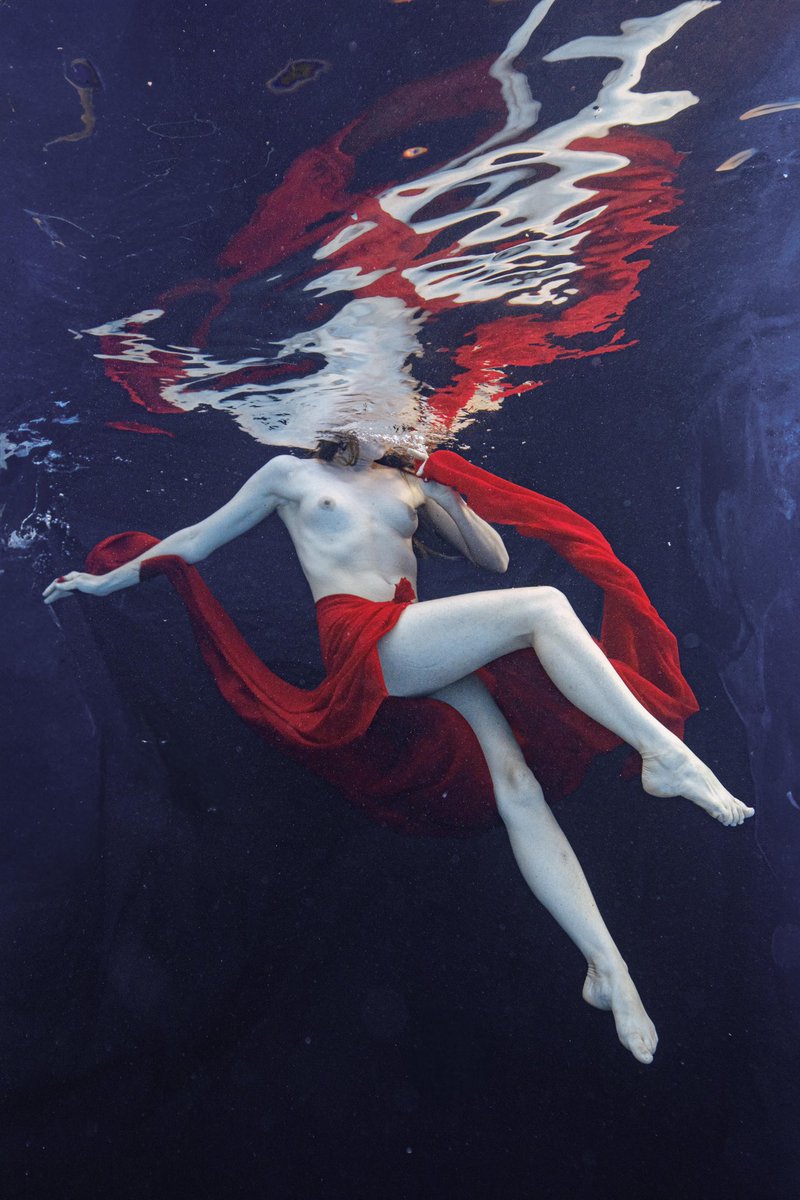 CarolineWPhoto's tweet photo. I captured these yesterday in LA, of the beautiful and magically talented art model Meghan Claire. Just loved working with her. (Which of these 4 is your favorite?) #underwaterphotographer #fineartist #fineartphotography #sunroomapp #wallart #printsforsale https://t.co/hNKA8BIcyF