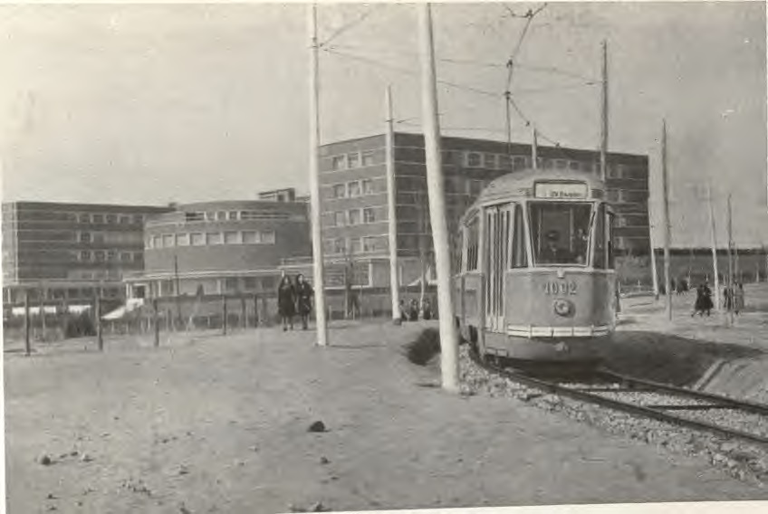 Pennypol's tweet photo. ¿Por dónde iba este tranvía en los años 40? ¿Qué edificio tiene detrás? #CSIMadriles https://t.co/NPN02cfsAR
