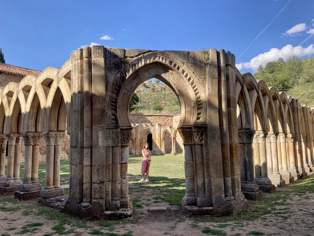 irenevalmore's tweet photo. San Juan de Duero, una de las grandes joyas románicas. 

Gustavo Adolfo Bécquer se inspiró en los parajes de sus alrededores para escribir uno de sus más conocidos relatos, la leyenda de «El Monte de las Ánimas».

#Soria #SanJuandeDuero #GustavoAdolfoBécquer https://t.co/RyM0U2PyTs