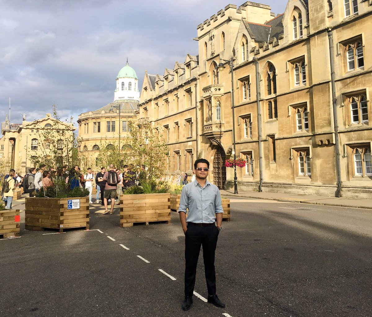DrThapaD's tweet photo. Exploring OxfordโฆMedical student mode once again.
#cleanshaved #looksoddlyfamiliar #LordOfTheRings #sharkhouse https://t.co/9dyUEF3LjP