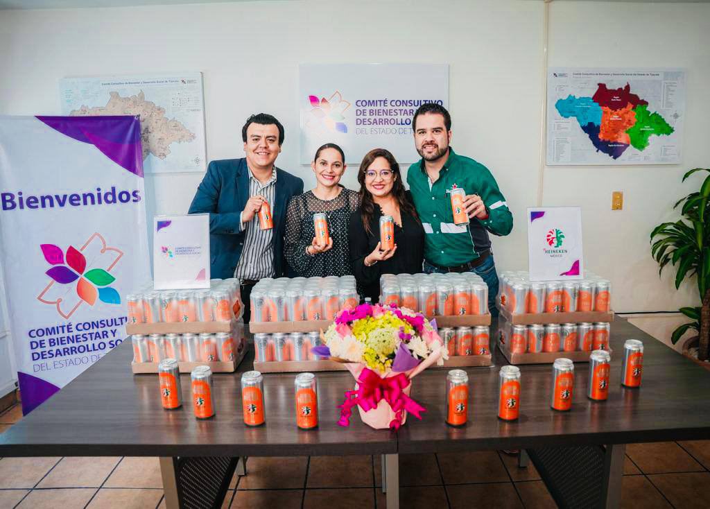 Fer_tlaxcala's tweet photo. Reconozco y agradezco a @HeinekenMexico por demostrar con acciones su responsabilidad social corporativa para #Tlaxcala, a través de la donación de las más de 3 mil piezas de agua enlatada que entregaremos a manera equitativa a los sectores de la población que más lo necesitan. https://t.co/t02YjHy5s3