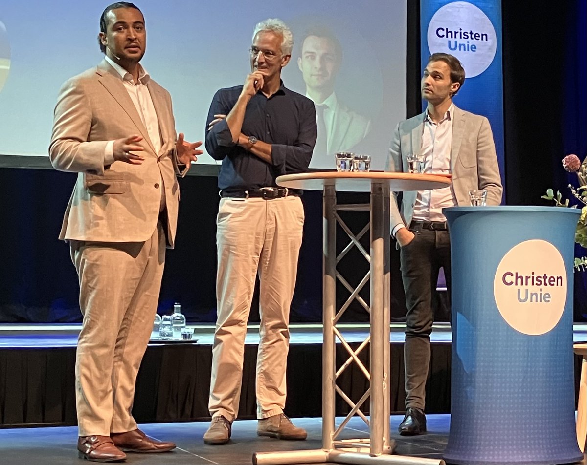 Afgelopen dinsdag een goede ledenbijeenkomst van de CU. Mooie en persoonlijke reflectie van betrokken kamerlid (Don) en bewindspersoon (Maarten) bij de val van het kabinet, met aan het slot een bewogen speech van Mirjam. Gelukkig raakt het lot van mensen/gezinnen ons nog steeds.