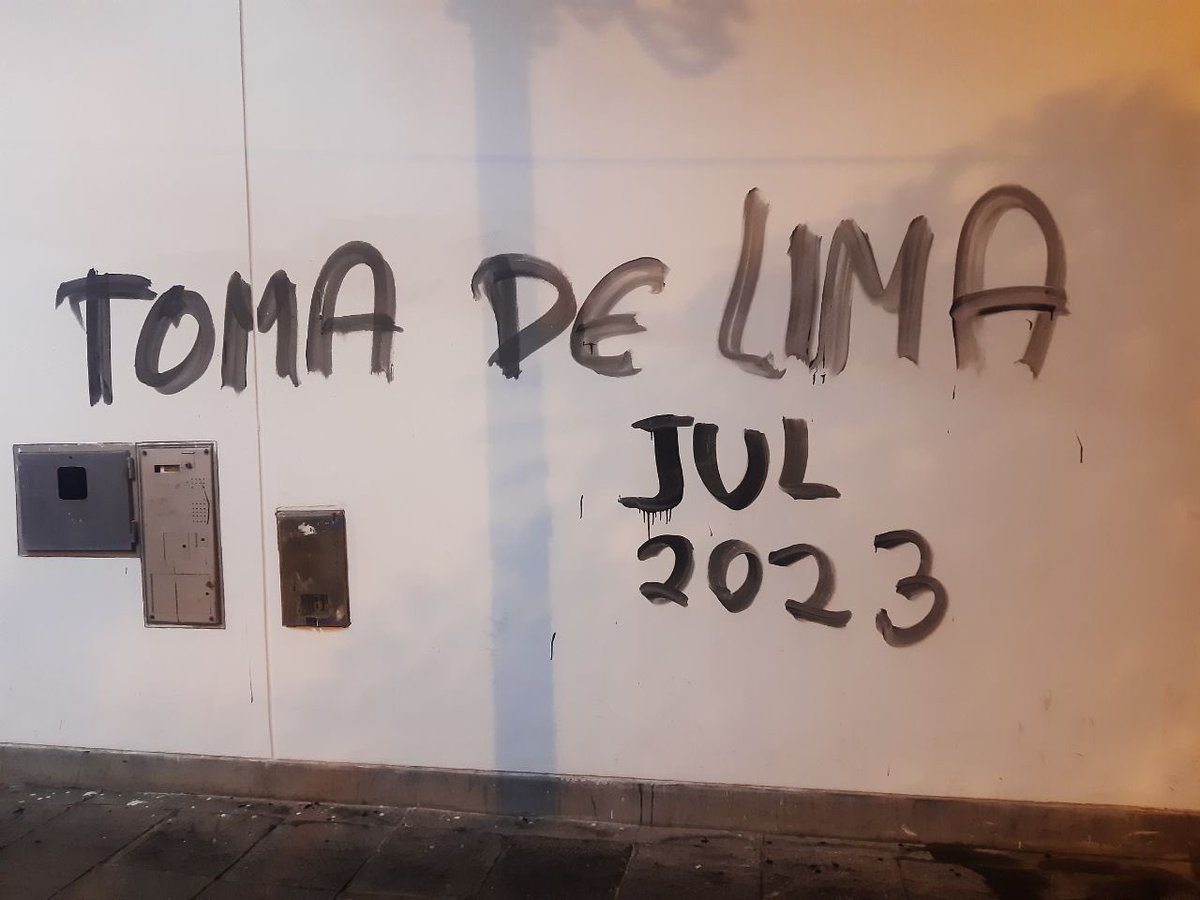 cnddhh's tweet photo. 🚨DENUNCIA
Detener a un ciudadano por realizar una pinta referida a la #TomaDeLima es abuso de autoridad. Hacer grafitis no es delito, es a lo sumo una infracción administrativa según normas municipales. Exigimos a la @PoliciaPeru respetar la libertad de expresión. 
#CNDDHH 
Foto:@_AliasSuyay y referencial