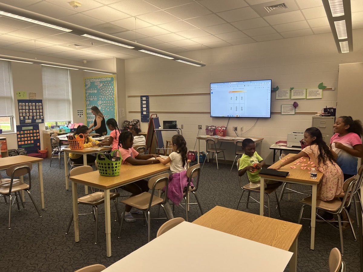 BleweducateHER's tweet photo. Day 4 of RTA summer camp complete ✅ Students have been actively engaged and rocking out the Sky Lessons and Skills rotations. #RTACamp #WeareCrew  @TabithaBarnekow @WilburnElem https://t.co/SCHlqKN2U2