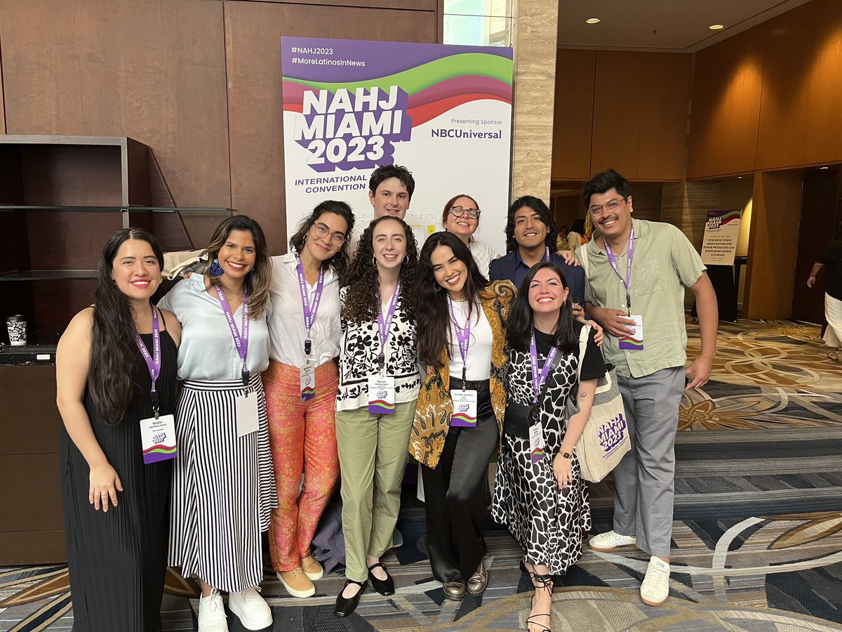 ¡Qué hermoso este clan @newmarkjschool en @NAHJ #NAHJ2023! Algunos de mis estudiantes ❤️ Gracias a @JT_abovethefold por la foto. #OrgulloBilingüe