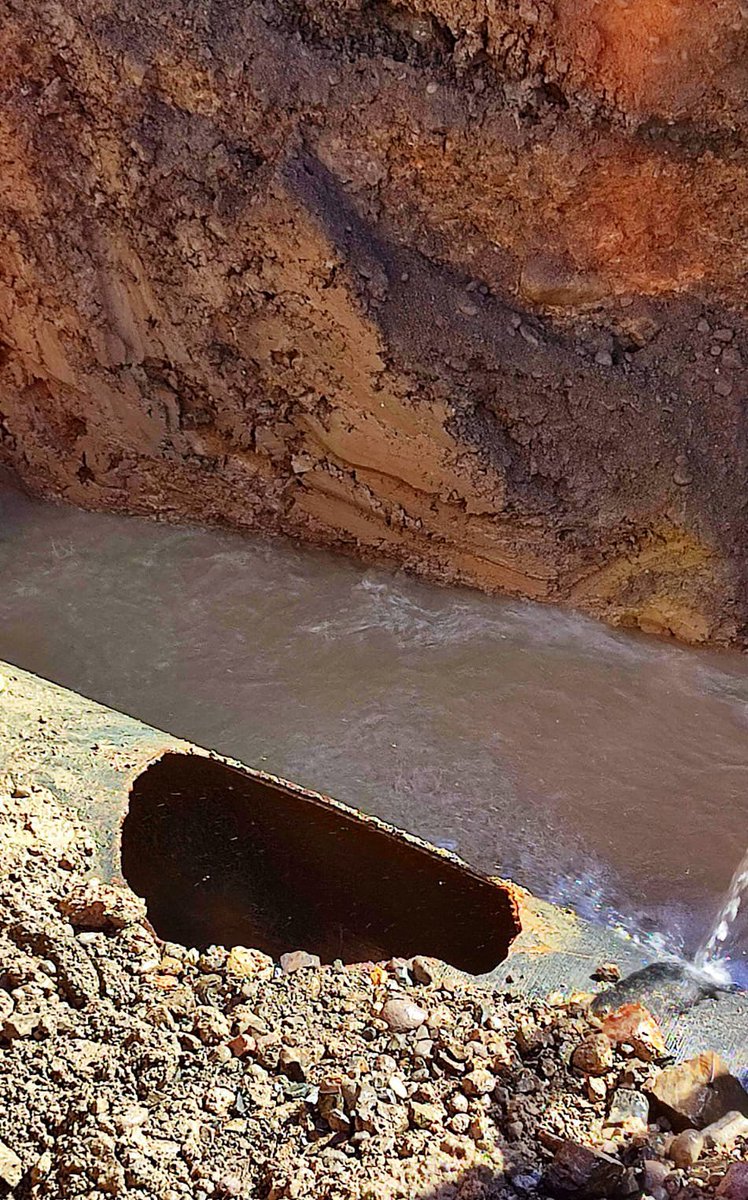 ETAPAOficial's tweet photo. 👷🏼‍♂️ ¡Avanzamos en los trabajos de excavación para el cambio de la tubería rota en el barrio central de #Miraflores !

Se reemplazará la estructura de hierro dúctil por una nueva como fue el compromiso del alcalde  @czamoramatute. 

#AmorPorCuenca ❤️💛 https://t.co/bxxjCf4uoj