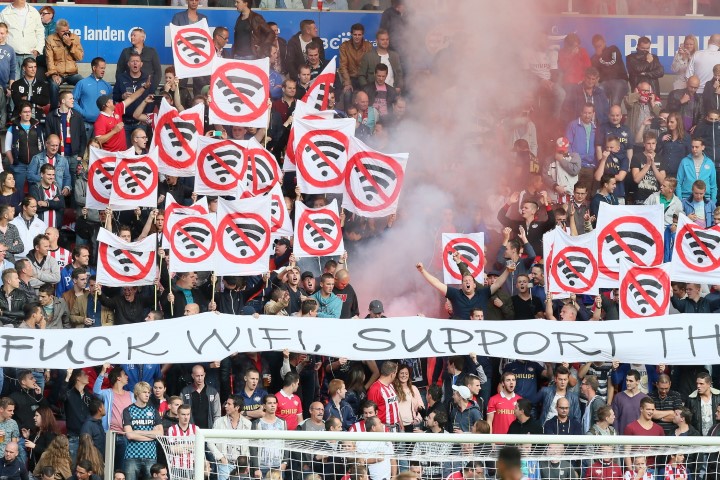 ultras1899_'s tweet photo. Rewind - 20 août 2014 : les #ultras du #PSV #Eindhoven protestent contre l'accès au Wifi dans le Philips Stadion. Des banderoles de protestation "Fuck Wifi, support the team" sont déployées dans la VAK T, contre la mise à disposition d'un Wifi gratuit pour les spectateurs #LM07 https://t.co/ai51hP2OYQ