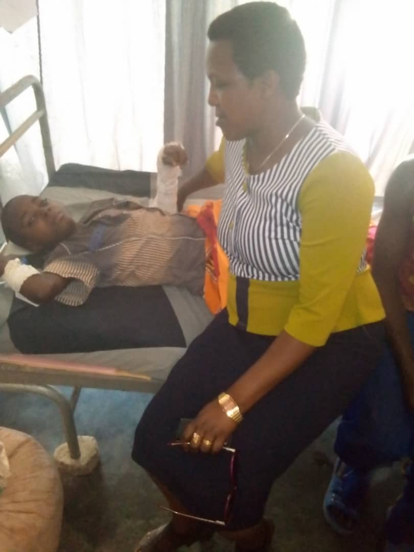 Musonga11's tweet photo. #Burundi,12/7/2023, Musitanteri wa Musongati @RutanaProvince arakenguruka cane umutima wogushigikirana mu mahirwe no mubibazo w' abanyamusongati. Aho hari inyuma yuko yari avuye gushikana agatererano katanzwe kugira gafashe umwana yitwa Éloi agwariye Roi Khaled @MininterInfosBi https://t.co/yefhopwMzk