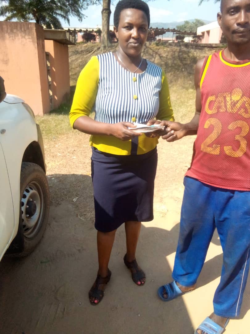 Musonga11's tweet photo. #Burundi,12/7/2023, Musitanteri wa Musongati @RutanaProvince arakenguruka cane umutima wogushigikirana mu mahirwe no mubibazo w' abanyamusongati. Aho hari inyuma yuko yari avuye gushikana agatererano katanzwe kugira gafashe umwana yitwa Éloi agwariye Roi Khaled @MininterInfosBi https://t.co/yefhopwMzk