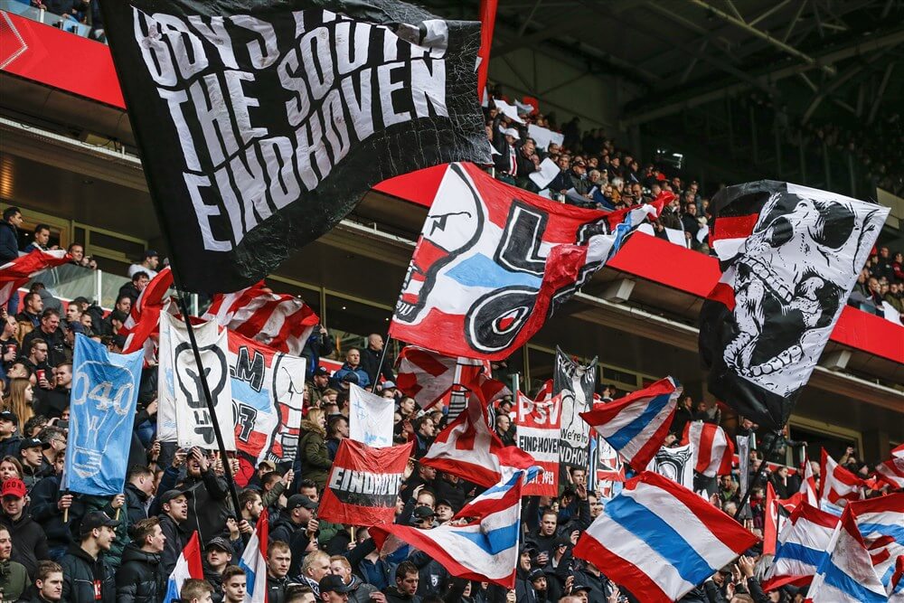 ultras1899_'s tweet photo. Les ultras du #PSV étaient aussi en opposition avec les mesures sécuritaires prises à domicile où ils n’étaient plus "autorisés" à rester debout. D'autres banderoles "You can sit at home" et "Stand United" étaient présentes contre cette nouvelle règle lors de ce match #LM07 https://t.co/QsKoPnsYSz
