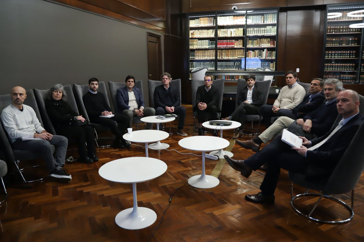 tomascanosa's tweet photo. Recibimos junto a @GVienni y @franabra6 a representantes de @leasing_ar, la cámara que nuclea a entidades del sector para continuar trabajando en conjunto con el objetivo de que la línea CreAr Leasing para la adquisición de bienes de capital llegue a cada vez más pymes. https://t.co/L7UDXAE3mu