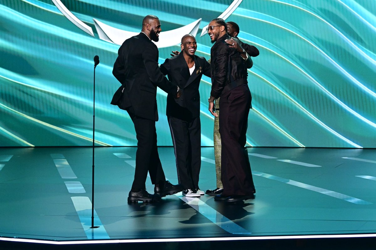 carmeloanthony's tweet photo. Thank you 🙏🏾#brotherhood @KingJames , @DwyaneWade , and @CP3, all love.  @NBA and the @espys you got me!  Thank you for surprising me with this moment. #STAYME7O https://t.co/7l5Wc0fFAc