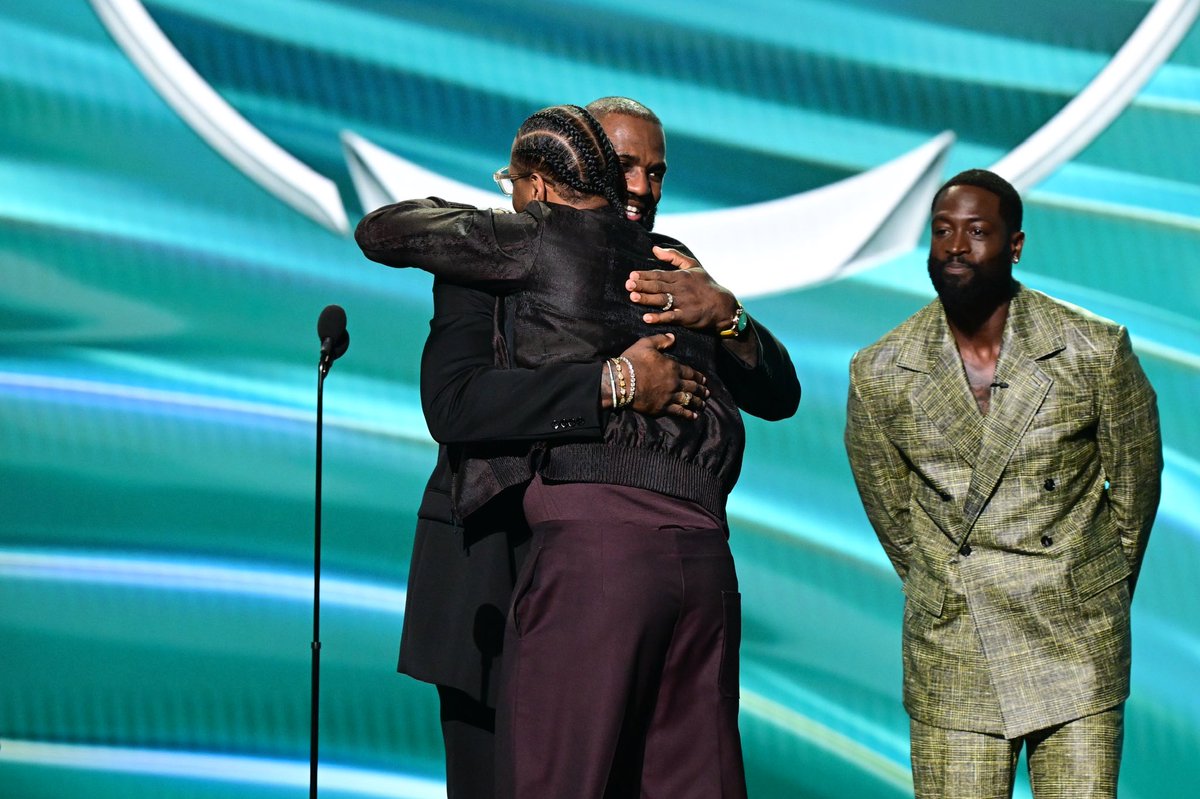 carmeloanthony's tweet photo. Thank you 🙏🏾#brotherhood @KingJames , @DwyaneWade , and @CP3, all love.  @NBA and the @espys you got me!  Thank you for surprising me with this moment. #STAYME7O https://t.co/7l5Wc0fFAc