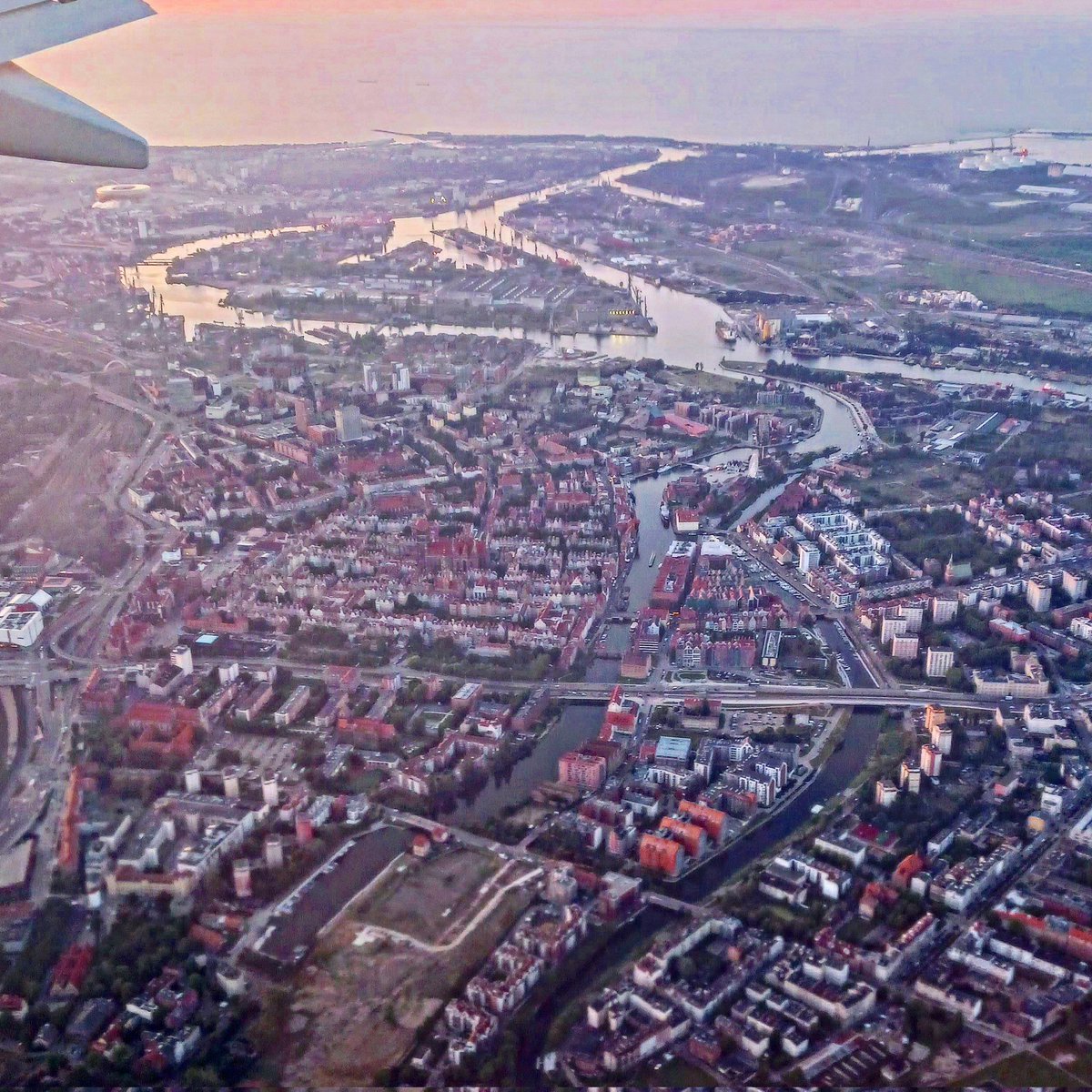 #carnetsdevoyage pour la 2ème fois je vais passer qqs jours à #Gdansk en Pologne et ça mérite quelques explications. Mon premier séjour était largement lié au hasard. Mais je suis tombé sous le charme de ce grand port hanséatique à l'histoire chargée. Un 🧶 pour expliquer⬇️1/