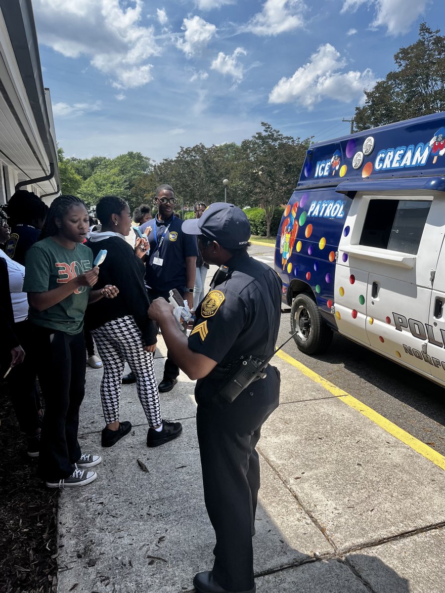 NorfolkPD's tweet photo. The students also enjoyed ice cream from NPD's very own #copsicle truck. https://t.co/utVwhhGSS2