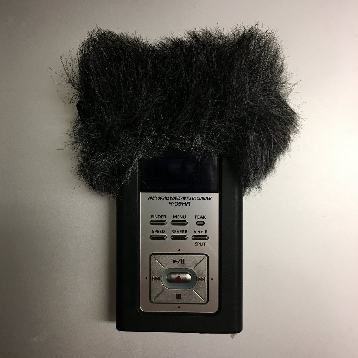 pgwarren_'s tweet image. Another essential equipment: the Edirol R-09HR (+ windscreen)

Great for recording cool sounds which end up in me tracks + I have lots of recordings of me saying "Fuck sake!" when I try to record summing and the sound stops.

#studioequipment #soundrecording #electronicmusic