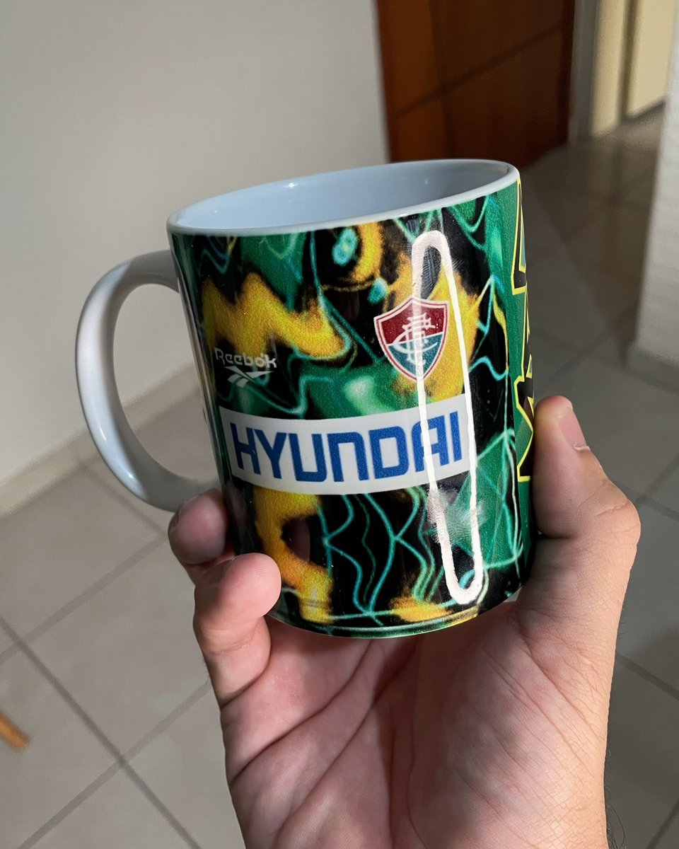 E essa camisa Paulo Victor + Wellerson 95 que o <a href="/mourasport/">mourasport</a> mandou pra mim. 

Segue ele lá e se quiser só mandar msg pra ele. Tá um absurdo a camisa e a caneca!