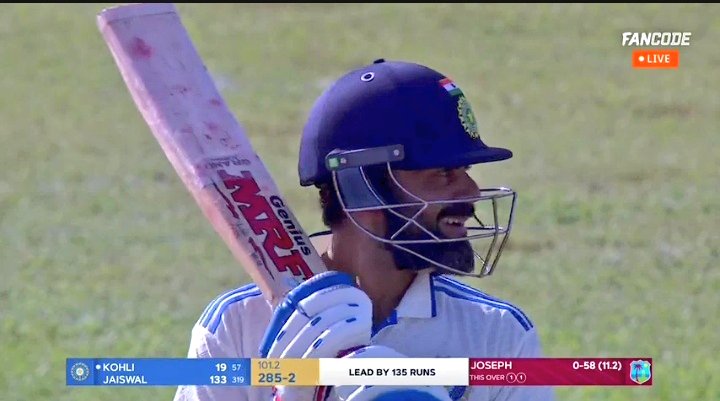 AkshatOM10's tweet image. because i didn&apos;t want to smile alone. The reason to love this sport, love you Virat Kohli. 🤍

#INDvsWI