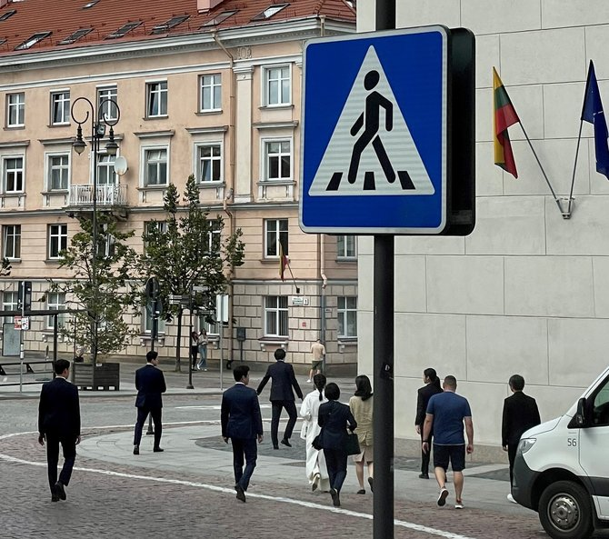 혈세로 명품쇼핑하며 느끼는 거니?

이럴려고 갔는데..
리투아니아 명품쇼핑, 경호원 16명 대동하고..

5개 지점 모두 방문

-가게 사장
"지금까지 이런 수준의 사람이 없었습니다. 역사상 처음 있는 일입니다"
15min.lt/zmones/naujien…