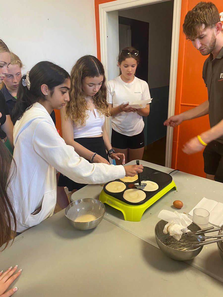 NHGSSaintOmer's tweet photo. Crêpe making! https://t.co/4NCXCLNu1M