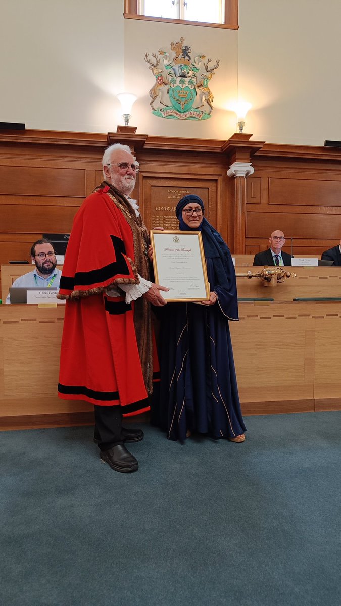caramelquin's tweet photo. I was honoured to propose #FreedomoftheBorough for Saira Mir of @PL84U_Al_Suffa tonight. She is a local legend who serves Waltham Forest residents with great kindness and dignity. #UpperWalthamstow https://t.co/qbWlMZ6XV1