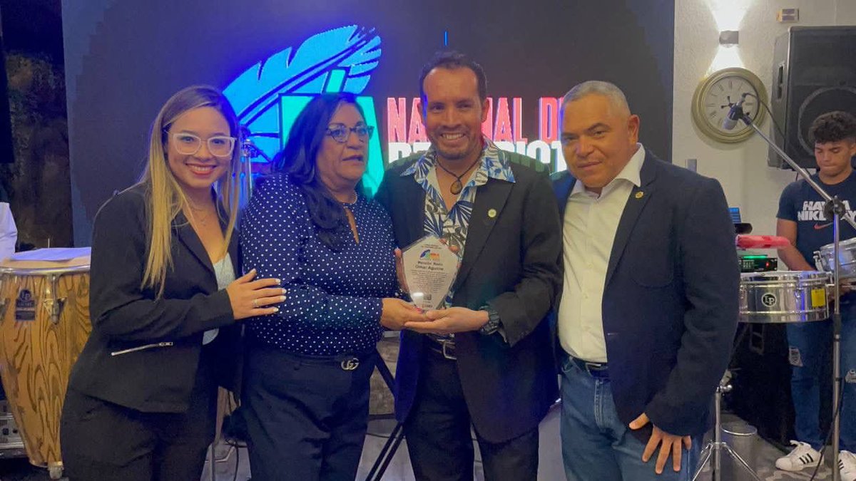 AdolfoP_Oficial's tweet photo. Premiamos a los ganadores del concurso del Día Nacional del Periodista con sus mejores trabajos en diferentes menciones, además de sentirnos honrados con la presencia de grandes comunicadores como lo son Armando Cuello y Altidoro Giménez. https://t.co/aPby7gk5K0